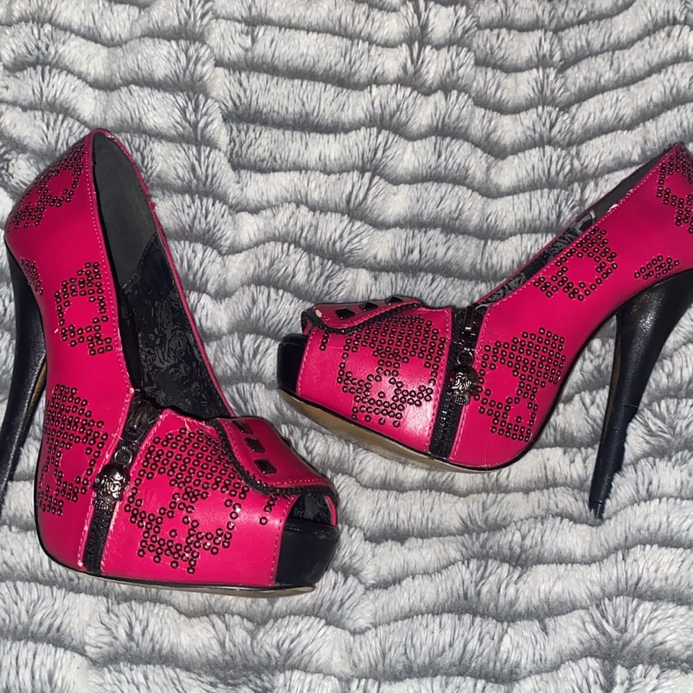Pink high heels with skull zipper rare size 6 or size 37 it shows barley worn - Picture 5 of 7